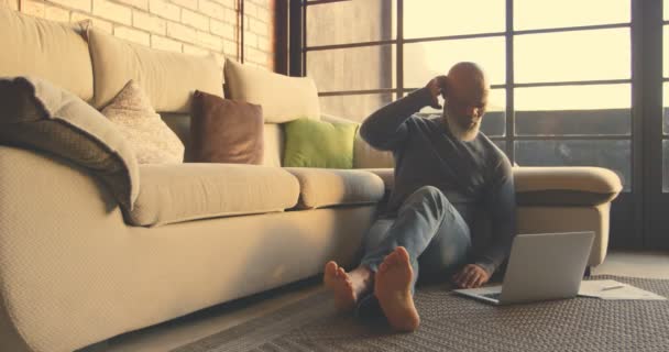 Hombre Mayor Usando Ordenador Portátil Sala Estar Casa — Vídeo de stock