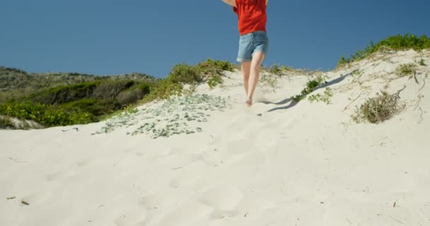Mujer Joven Jugando Playa Día Soleado — Vídeos de Stock