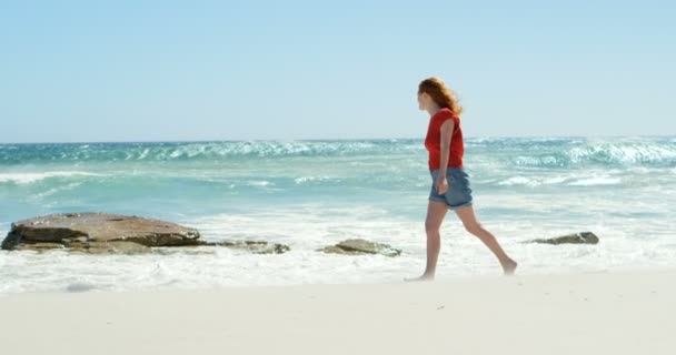 Zorgeloos Vrouw Lopen Het Strand Een Zonnige Dag — Stockvideo