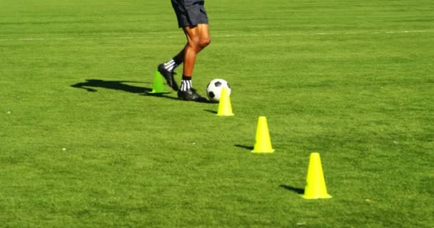 Primer Plano Del Jugador Fútbol Que Practica Campo — Vídeo de stock