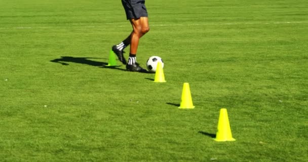 Primo Piano Del Giocatore Calcio Che Pratica Sul Campo — Video Stock