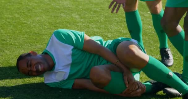 Verletzter Fußballer Wird Von Mitspielern Auf Dem Feld Unterstützt — Stockvideo
