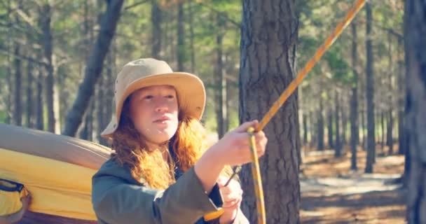 Женщина Связывает Гамак Лесу Солнечный День — стоковое видео