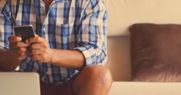 Hombre Mayor Usando Teléfono Móvil Sala Estar Casa — Vídeos de Stock