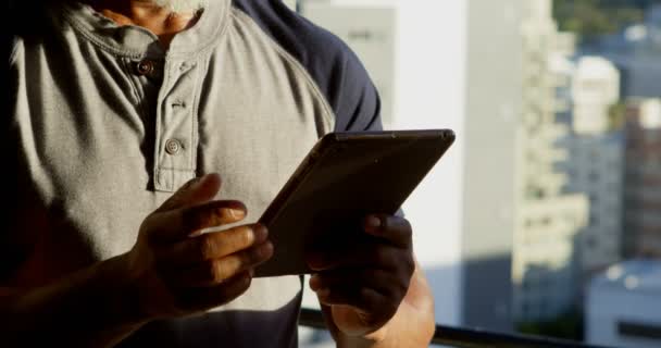 Homem Idoso Ativo Usando Tablet Digital Casa — Vídeo de Stock