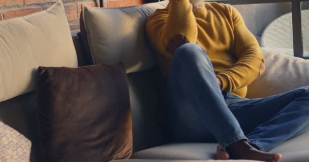 Senior Homem Relaxante Sala Estar Casa — Vídeo de Stock