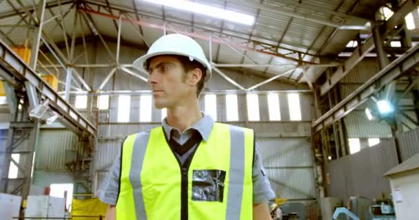 Junge Männliche Ingenieure Motivieren Arbeiter Werkstatt — Stockvideo