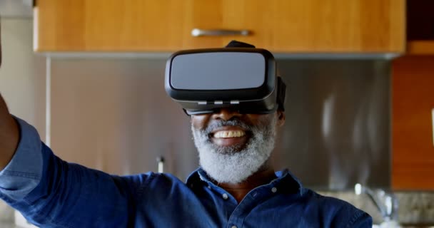 Senior Man Met Behulp Van Virtual Reality Headset Keuken Bij — Stockvideo