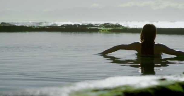 Νεαρή Γυναίκα Παίζει Στο Νερό Στην Παραλία — Αρχείο Βίντεο