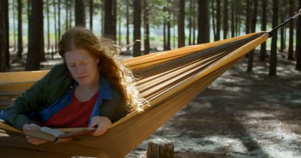 Молодая Женщина Читает Книгу Лесу — стоковое видео
