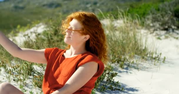 Vrouw Nemen Van Selfie Met Mobiele Telefoon Het Strand Een — Stockvideo