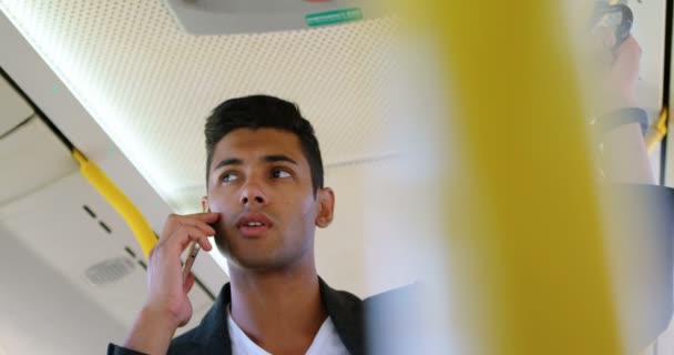 Молодой Мужчина Разговаривает Мобильному Телефону Время Путешествия Автобусе — стоковое видео