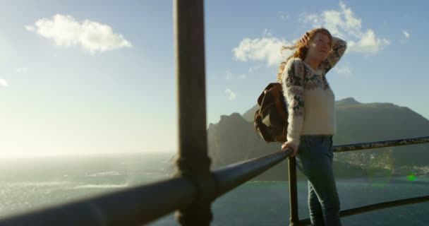 Mooie Vrouw Staande Buurt Van Zee Een Zonnige Dag — Stockvideo