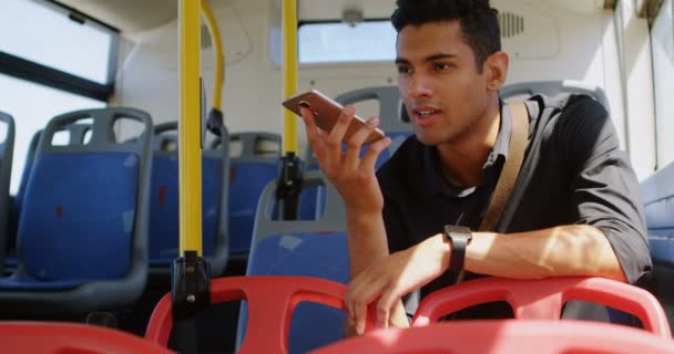 Junger Männlicher Pendler Telefoniert Während Der Fahrt Bus — Stockvideo