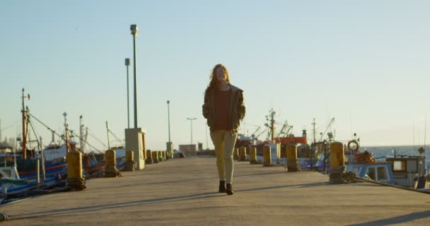 在码头上行走的年轻女子4K — 图库视频影像