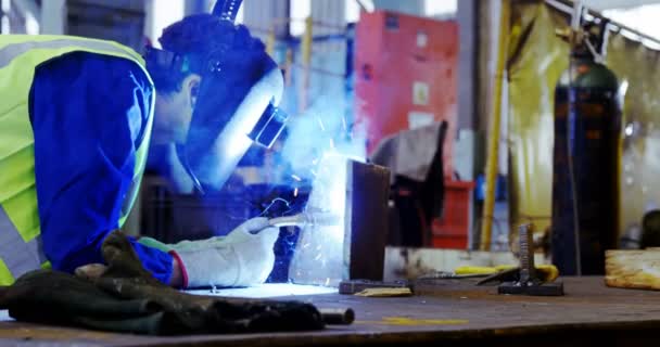 Ingeniero Masculino Usando Linterna Soldadura Taller — Vídeo de stock