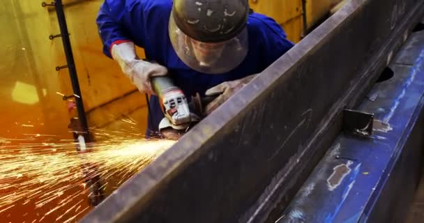 Ingeniero Masculino Usando Máquina Amoladora Taller — Vídeo de stock