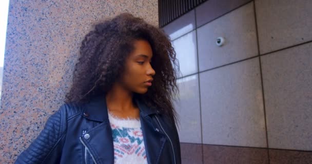 Jovem Modelo Feminino Posando Para Uma Sessão Fotográfica Rua — Vídeo de Stock