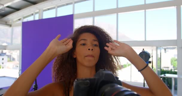 Genç Model Holding Kamera Fotoğraf Studio — Stok video