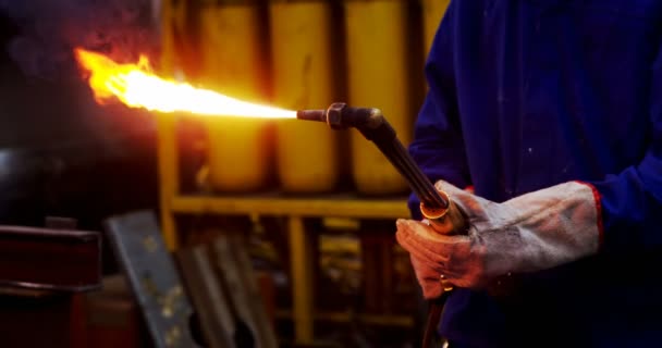 Section Médiane Ingénieur Masculin Utilisant Torche Vitesse Dans Atelier — Video