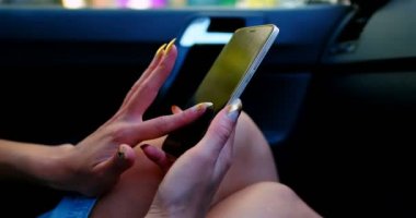 Gülümseyen cep telefonu 4 k arabaya kullaranarak pembe saçlı kadın