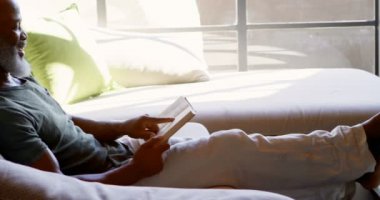 Komuta sizde ev 4 k oturma odasında bir kitap okuma