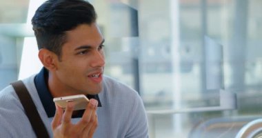 Erkek banliyö cep telefonu bekleme alanında 4 k konuşurken