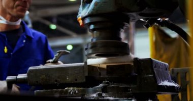 Atölye 4 k bir makinede çalışan erkek mühendisi