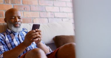 Komuta sizde cep telefonuyla oturma odasında ev 4 k