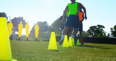 Güneşli bir günde 4 k futbol pratik oyuncular