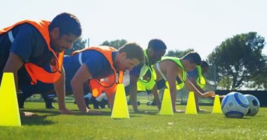 Güneşli bir günde 4 k alanında egzersiz futbol oyuncuları