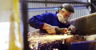 Erkek mühendis değirmeni makinasıyla atölye 4 k