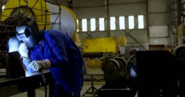 Erkek mühendis atölye 4 k kaynak meşale kullanarak