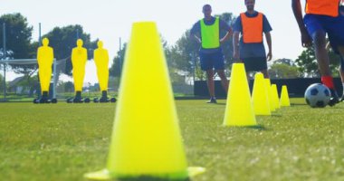 Güneşli bir günde 4 k futbol pratik oyuncular