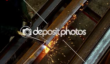 Erkek mühendis atölye 4 k kaynak meşale kullanarak