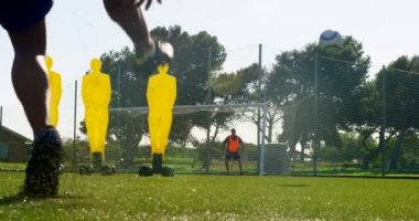 4 k goalpost doğru topu tekmeleme kararlı futbolcu