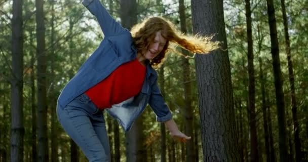 Mujer Joven Caminando Sobre Tronco Madera Bosque — Vídeos de Stock