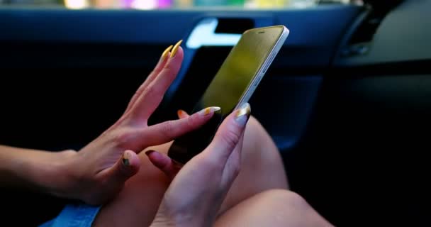 Sonriente Mujer Pelo Rosa Usando Teléfono Móvil Coche — Vídeos de Stock