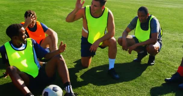 Jugadores Fútbol Tomando Descanso Mientras Practican Campo — Vídeo de stock