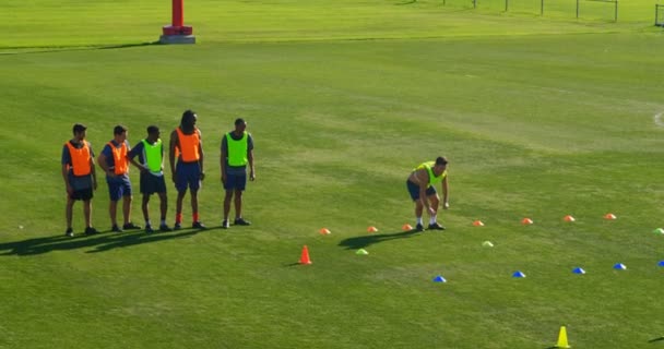 Güneşli Bir Günde Alanında Egzersiz Futbol Oyuncuları — Stok video
