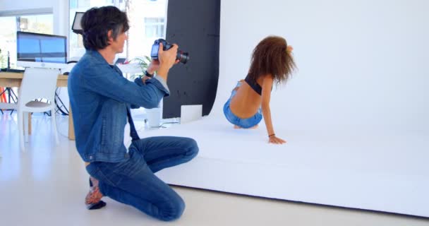 Modèle Féminin Posant Pour Une Séance Photo Dans Studio Photo — Video