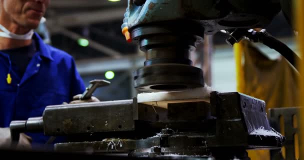 Mannelijke Ingenieur Die Werkt Aan Een Machine Workshop — Stockvideo