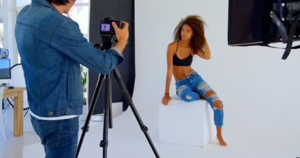 Vrouwelijke Model Poseren Voor Een Fotoshoot Fotostudio — Stockvideo