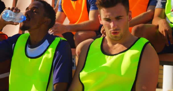 Jugadores Fútbol Cansados Sentados Estadio Día Soleado — Vídeo de stock