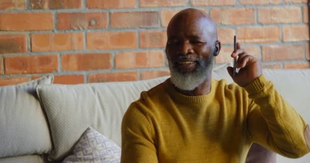 Hombre Mayor Hablando Por Teléfono Móvil Sala Estar Casa — Vídeos de Stock