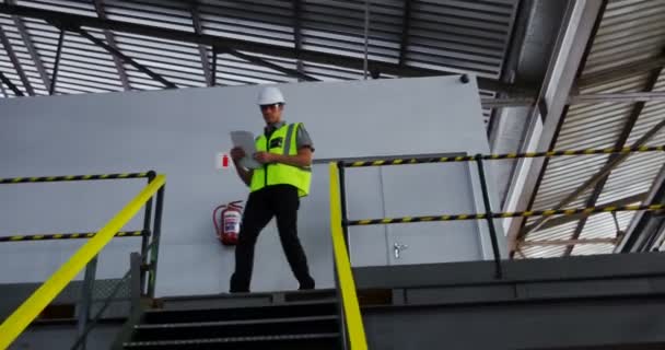 Ingeniero Masculino Atento Manteniendo Las Existencias Taller — Vídeo de stock