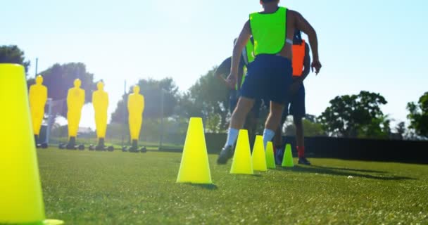 Spelare Som Tränar Fotboll Solig Dag — Stockvideo