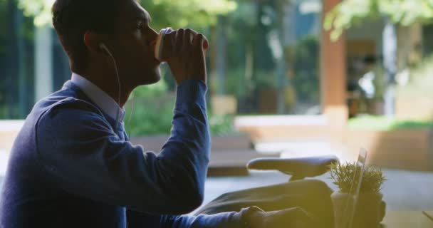 Uomo Che Utilizza Computer Portatile Mentre Prende Caffè Caffè — Video Stock