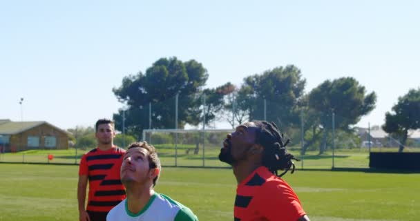 Jugadores Jugando Fútbol Campo Día Soleado — Vídeo de stock