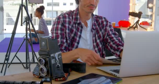 Uppmärksamma Manlig Fotograf Använder Laptop Fotostudio — Stockvideo